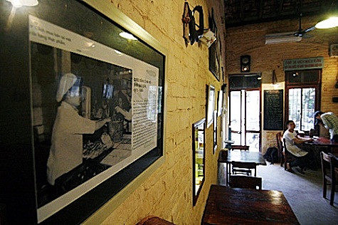 Những bức ảnh có từ ngày xưa được treo dọc bờ tường. Những bức ảnh có từ ngày xưa được treo dọc bờ tường.