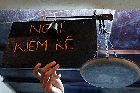 Bảng "nghỉ kiểm kê" tại cửa hàng, thời kỳ đó nếu muốn nghỉ chủ cửa hàng chỉ cần treo biển này lên. Bảng "nghỉ kiểm kê" tại cửa hàng, thời kỳ đó nếu muốn nghỉ chủ cửa hàng chỉ cần treo biển này lên.