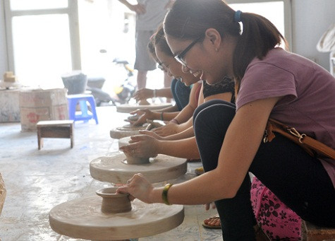 Ý tưởng ban đầu xuất hiện khi khách tham quan các xưởng nghề muốn được tự tay tạo ra những sản phẩm riêng, sau đó đã nhanh chóng phát triển thành dịch vụ hút khách, chủ yếu là giới trẻ. Ý tưởng ban đầu xuất hiện khi khách tham quan các xưởng nghề muốn được tự tay tạo ra những sản phẩm riêng, sau đó đã nhanh chóng phát triển thành dịch vụ hút khách, chủ yếu là giới trẻ.