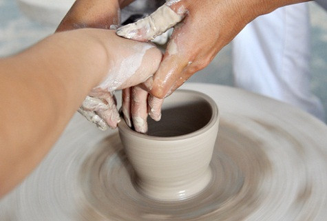 Chủ một địa điểm cho khách thuê dịch vụ cho biết, chị mất khoảng 6 năm mới có thể thành thạo kỹ năng vuốt, nặn sản phẩm để hướng dẫn cho khách. Những vật dụng tạo ra chỉ để trưng bày và giải trí, còn các sản phẩm tiêu dùng hằng ngày đều phải do thợ có tay nghề tầm 20 năm trở lên tạo ra. Chủ một địa điểm cho khách thuê dịch vụ cho biết, chị mất khoảng 6 năm mới có thể thành thạo kỹ năng vuốt, nặn sản phẩm để hướng dẫn cho khách. Những vật dụng tạo ra chỉ để trưng bày và giải trí, còn các sản phẩm tiêu dùng hằng ngày đều phải do thợ có tay nghề tầm 20 năm trở lên tạo ra.