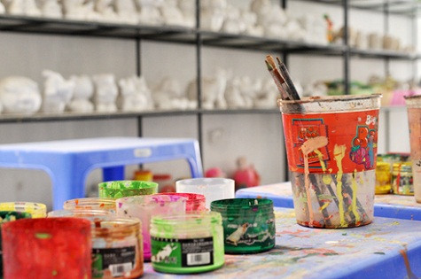 Du khách có thể sấy sản phẩm và vẽ tạo hình rồi sơn bóng để mang về bày trang trí, hoặc thêm tiền để cửa hàng đưa đến lò nung, tráng men, với mức phí mỗi sản phẩm giao động từ 30.000 đến 50.000 đồng. Đồ gốm sau khi tráng men sẽ bền, bóng và đẹp hơn, có thể dùng đựng nước chứ không như đồ chỉ qua công đoạn sấy. Du khách có thể sấy sản phẩm và vẽ tạo hình rồi sơn bóng để mang về bày trang trí, hoặc thêm tiền để cửa hàng đưa đến lò nung, tráng men, với mức phí mỗi sản phẩm giao động từ 30.000 đến 50.000 đồng. Đồ gốm sau khi tráng men sẽ bền, bóng và đẹp hơn, có thể dùng đựng nước chứ không như đồ chỉ qua công đoạn sấy.