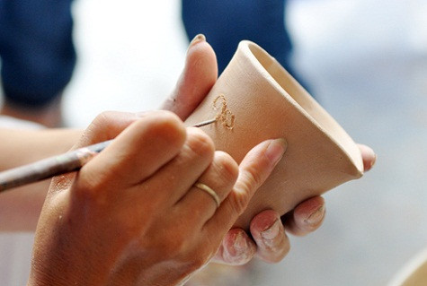 "Nhà có xưởng chuyên sản xuất bình, lọ gốm, nhưng cửa hàng là nguồn thu không thể thiếu mỗi tháng. Khách chủ yếu là sinh viên, học sinh và người Việt mình, còn khách du lịch nước ngoài không mấy người muốn thử. Họ chủ yếu chỉ xem cách mình làm", chủ một sân chơi nặn gốm tại Bát Tràng cho biết. "Nhà có xưởng chuyên sản xuất bình, lọ gốm, nhưng cửa hàng là nguồn thu không thể thiếu mỗi tháng. Khách chủ yếu là sinh viên, học sinh và người Việt mình, còn khách du lịch nước ngoài không mấy người muốn thử. Họ chủ yếu chỉ xem cách mình làm", chủ một sân chơi nặn gốm tại Bát Tràng cho biết.