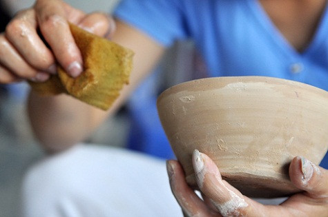 Quá trình "lau hàng" là công đoạn giúp lau sạch vết bụi bẩn và vân tay trên sản phẩm sau khi trải qua việc sấy khô, trước khi chuyển sang công đoạn khắc hình và tô màu. Quá trình "lau hàng" là công đoạn giúp lau sạch vết bụi bẩn và vân tay trên sản phẩm sau khi trải qua việc sấy khô, trước khi chuyển sang công đoạn khắc hình và tô màu.