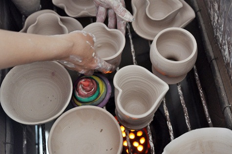 Một tháng, công việc kinh doanh tại cửa hàng mang lại cho gia đình chị thu nhập bình quân 7 đến 9 triệu đồng, chưa trừ đi các chi phí như tiền mua đất sét, điện nước... Cuối năm, khoản thu có thể lớn hơn nhờ lượng khách tăng, có ngày lên tới cả trăm lượt. Mức phí để "nghịch đất" của mỗi khách là 10.000 đồng, không giới hạn thời gian và lượng đất sử dụng. Một tháng, công việc kinh doanh tại cửa hàng mang lại cho gia đình chị thu nhập bình quân 7 đến 9 triệu đồng, chưa trừ đi các chi phí như tiền mua đất sét, điện nước... Cuối năm, khoản thu có thể lớn hơn nhờ lượng khách tăng, có ngày lên tới cả trăm lượt. Mức phí để "nghịch đất" của mỗi khách là 10.000 đồng, không giới hạn thời gian và lượng đất sử dụng.