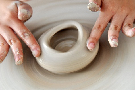 Việc tạo hình cho đồ vật không phải dễ dàng, thậm chí ban đầu người học việc phải mất khoảng 5 tháng để có thể làm quen với toàn bộ quá trình sản xuất. Việc tạo hình cho đồ vật không phải dễ dàng, thậm chí ban đầu người học việc phải mất khoảng 5 tháng để có thể làm quen với toàn bộ quá trình sản xuất.