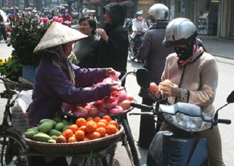 Trên các tuyến phố Hà Nội không khó để tìm thấy một gánh hàng rong như thế này (Ảnh: Internet) Trên các tuyến phố Hà Nội không khó để tìm thấy một gánh hàng rong như thế này (Ảnh: Internet)