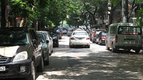 Đường Hồ Xuân Hương cả hai bên đường xe ô tô đỗ chật cứng chiếm gần hết diện tích lòng đường.