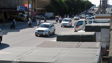 Phố Trần Quang Khải toàn bộ vỉa hè đã trở thành bãi đỗ xe tải, xe con ngày và đêm.