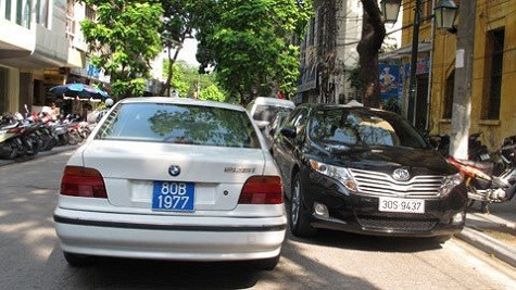 Phố Đinh Lễ cũng thường xuyên bị ùn tắc do bãi đỗ xe ngay bên đường.