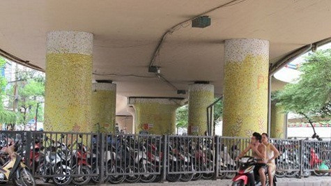 Thậm chí, xung quang gầm cầu vượt trên đường Trần Quang Khải cũng thành bãi đỗ xe.