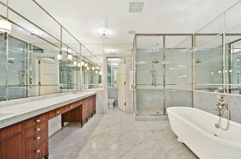 Giá: 17,5 triệu USD Được thiết kế từ thủy tinh và đá cẩm thạch, gam màu trắng của phòng tắm này tạo sự sang trọng và sạch sẽ. Giá: 17,5 triệu USD Được thiết kế từ thủy tinh và đá cẩm thạch, gam màu trắng của phòng tắm này tạo sự sang trọng và sạch sẽ.