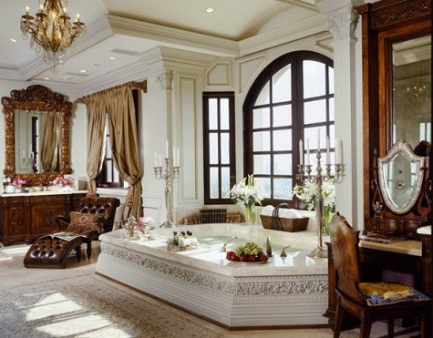 Phòng tắm được trang bị cả đèn chùm và salon Phòng tắm được trang bị cả đèn chùm và salon