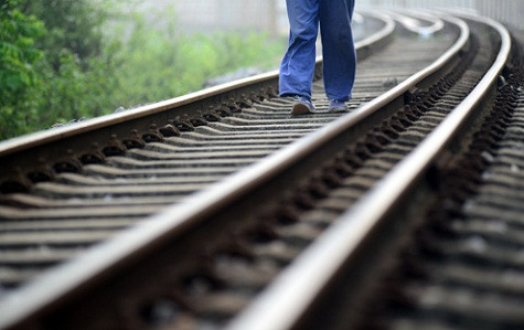 Mỗi cung đường sắt dài khoảng 10 km, ngày làm việc chia làm 3 ban, mỗi ban 8 tiếng, công nhân đi bộ kiểm tra một lượt đi và về dài 20km rồi tiếp tục bàn giao cho ban khác. Gặp sự cố nhỏ như lỏng bù loong, ốc vít, tuần đường dùng cờ lê mang theo để sửa chữa tại chỗ. Với những sự cố lớn, họ sẽ bắn pháo sáng báo hiệu từ xa, dùng còi hiệu và cờ cho dừng tàu tránh nguy cơ xảy ra tai nạn. Mỗi cung đường sắt dài khoảng 10 km, ngày làm việc chia làm 3 ban, mỗi ban 8 tiếng, công nhân đi bộ kiểm tra một lượt đi và về dài 20km rồi tiếp tục bàn giao cho ban khác. Gặp sự cố nhỏ như lỏng bù loong, ốc vít, tuần đường dùng cờ lê mang theo để sửa chữa tại chỗ. Với những sự cố lớn, họ sẽ bắn pháo sáng báo hiệu từ xa, dùng còi hiệu và cờ cho dừng tàu tránh nguy cơ xảy ra tai nạn.