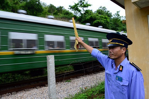 Khi bước chân bắt đầu mỏi mệt, những công nhân tuần đường được chuyển sang làm công việc mới là công nhân gác cầu, hầm đường sắt. Đây cũng là công việc thầm lặng của công nhân đường sắt cho sự an toàn của những chuyến tàu. Khi bước chân bắt đầu mỏi mệt, những công nhân tuần đường được chuyển sang làm công việc mới là công nhân gác cầu, hầm đường sắt. Đây cũng là công việc thầm lặng của công nhân đường sắt cho sự an toàn của những chuyến tàu.