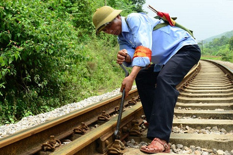 Anh Chu Quý Thành đến với công việc tuần đường không chỉ vì tình yêu nghề mà còn để nối nghiệp cha - một công nhân đường sắt. Sau 35 năm trong nghề, anh vẫn còn nhớ như in những bước đầu đi dọc đường ray, chân phồng rộp và đau nhức nhưng giờ chuyện đó đã quá bình thường. Anh Chu Quý Thành đến với công việc tuần đường không chỉ vì tình yêu nghề mà còn để nối nghiệp cha - một công nhân đường sắt. Sau 35 năm trong nghề, anh vẫn còn nhớ như in những bước đầu đi dọc đường ray, chân phồng rộp và đau nhức nhưng giờ chuyện đó đã quá bình thường.