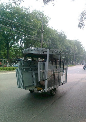 Ngọn luồng nhọn sắc, vừa đi vừa lắc, không may bất chắc, tai nạn như chơi. Ảnh chụp trên đường Vạn Phúc – Quận Hà Đông Ngọn luồng nhọn sắc, vừa đi vừa lắc, không may bất chắc, tai nạn như chơi. Ảnh chụp trên đường Vạn Phúc – Quận Hà Đông