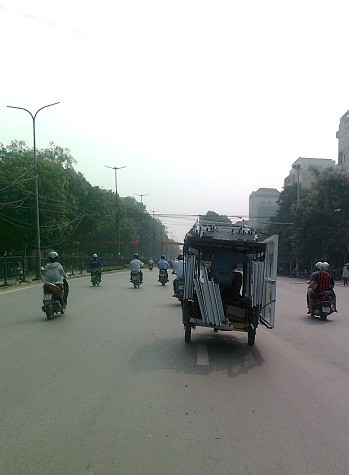 Đã quá khổ, quá tải lại thêm cồng kềnh nhưng chiếc ba gác này vẫn vô tư, tung tăng lượn phố. Đường Nguyễn Trãi, Thanh Xuân, Hà Nội Đã quá khổ, quá tải lại thêm cồng kềnh nhưng chiếc ba gác này vẫn vô tư, tung tăng lượn phố. Đường Nguyễn Trãi, Thanh Xuân, Hà Nội