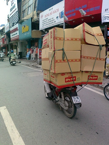 Hàng chất cứ gọi là ...cao ngất trên đường Tây Sơn, Hà Nội Hàng chất cứ gọi là ...cao ngất trên đường Tây Sơn, Hà Nội