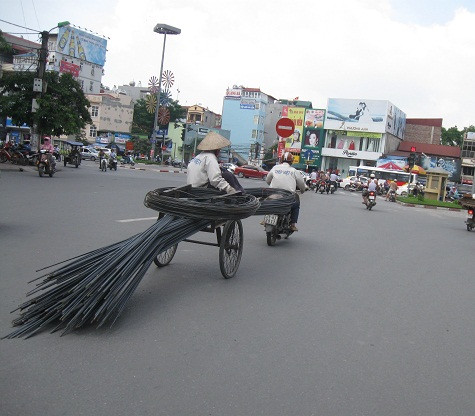 Ngã tư đường Phạm Ngọc Thạch, Xã Đàn, Hà Nội, chiếc “Sơmi – Rơ moóc” tự chế này chở khối thép nặng bao nhiêu? chắc chắn là hơn 1tấn. Đúng là đã quá khổ, quá tải lại quá liều. Thế nhưng chiếc xe vẫn hồn nhiên vượt qua ngã tư mà không bị lực lượng CSGT trực ngã tư này xử lý. Ngã tư đường Phạm Ngọc Thạch, Xã Đàn, Hà Nội, chiếc “Sơmi – Rơ moóc” tự chế này chở khối thép nặng bao nhiêu? chắc chắn là hơn 1tấn. Đúng là đã quá khổ, quá tải lại quá liều. Thế nhưng chiếc xe vẫn hồn nhiên vượt qua ngã tư mà không bị lực lượng CSGT trực ngã tư này xử lý.