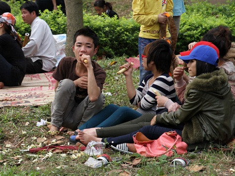 Từ em nhỏ đến thanh niên ăn uống và vứt rác ngay tại chỗ. Từ em nhỏ đến thanh niên ăn uống và vứt rác ngay tại chỗ.