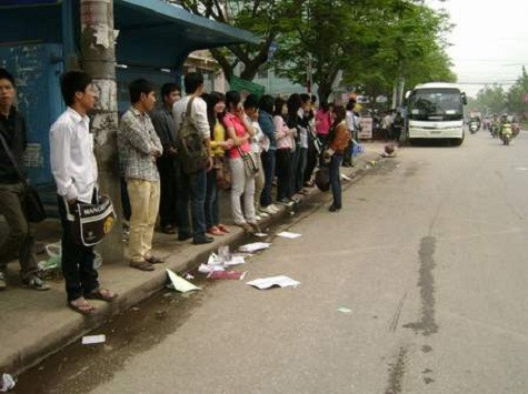 Bến xe buýt cũng không là ngoại lệ. Bến xe buýt cũng không là ngoại lệ.