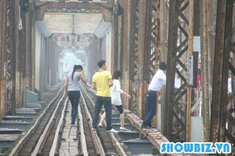 Đám thanh niên chen lấn, ôm vai bá cổ nhau xin ấn ở đền Trần. Đám thanh niên chen lấn, ôm vai bá cổ nhau xin ấn ở đền Trần.