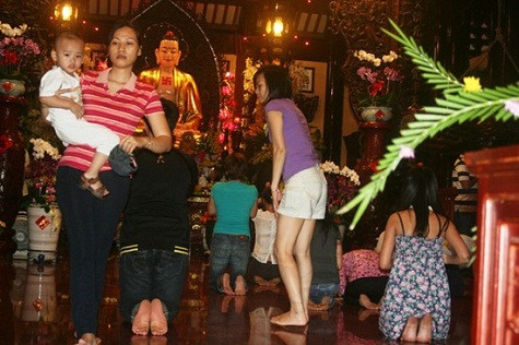 Không ít bạn nữ đến chốn linh thiêng còn diện cả quần ngắn, váy hai dây. Những trang phục này có thích hợp ở cửa Phật? Không ít bạn nữ đến chốn linh thiêng còn diện cả quần ngắn, váy hai dây. Những trang phục này có thích hợp ở cửa Phật?