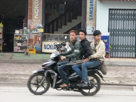Việc coi thường luật giao thông cũng là những hành vi của không ít bạn trẻ trong xã hội hiện nay. Hình ảnh của 3 nam học sinh Thanh Hóa tham gia giao thông không những cân 3 mà còn không đội mũ bảo hiểm... Việc coi thường luật giao thông cũng là những hành vi của không ít bạn trẻ trong xã hội hiện nay. Hình ảnh của 3 nam học sinh Thanh Hóa tham gia giao thông không những cân 3 mà còn không đội mũ bảo hiểm...
