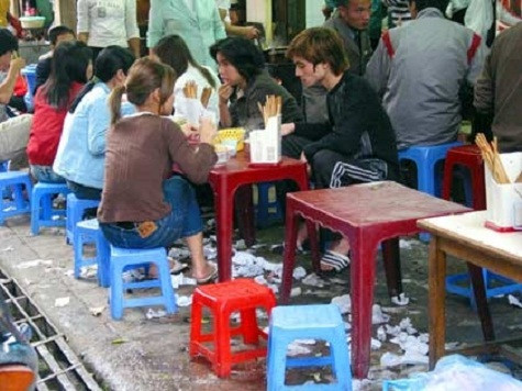 Những cô cậu thanh niên ăn uống vỉa hè và xả rác ngay tại chỗ ngồi. Rác thải là vấn nạn khó giải quyết tại thủ đô Hà Nội khi bản thân mỗi nhà hàng, mỗi cá nhân không có ý thức cao trong việc giữ gìn vệ sinh chung. Song song với việc thu gom rác thải và đề ra biện pháp xử lý thì điều hết sức cần thiết là phải có chế tài xử phạt với hành vi này. Những cô cậu thanh niên ăn uống vỉa hè và xả rác ngay tại chỗ ngồi. Rác thải là vấn nạn khó giải quyết tại thủ đô Hà Nội khi bản thân mỗi nhà hàng, mỗi cá nhân không có ý thức cao trong việc giữ gìn vệ sinh chung. Song song với việc thu gom rác thải và đề ra biện pháp xử lý thì điều hết sức cần thiết là phải có chế tài xử phạt với hành vi này.