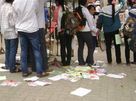 Ngày hội sinh viên thủ đô và cơ hội việc làm ngập tràn tờ rơi... Ngày hội sinh viên thủ đô và cơ hội việc làm ngập tràn tờ rơi...