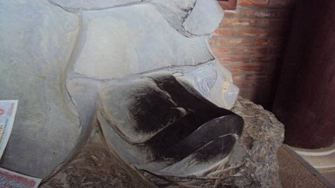 Những bức tượng bị sờ nhiều đến nhẵn đi và sạm đen lại. Những bức tượng bị sờ nhiều đến nhẵn đi và sạm đen lại.