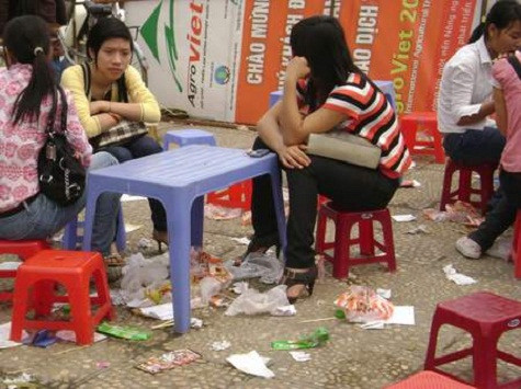 Những quán ăn vỉa hè cũng ngập ngụa rác. Những quán ăn vỉa hè cũng ngập ngụa rác.