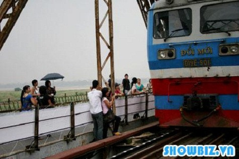 Một bạn nữ hào hứng khi tận tay sờ được vào tượng Phật để cầu may như bao người khác. Một bạn nữ hào hứng khi tận tay sờ được vào tượng Phật để cầu may như bao người khác.