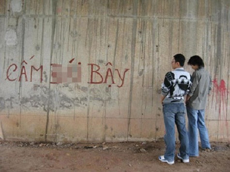 Một trong những hình ảnh thường thấy của nam giới Việt Nam, nhất là thanh niên. Một trong những hình ảnh thường thấy của nam giới Việt Nam, nhất là thanh niên.