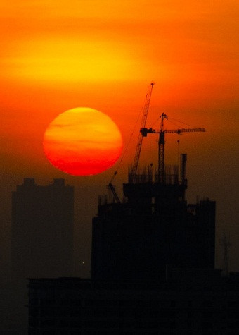 Mặt trời khổng lồ sau tòa nhà chọc trời đang được xây dựng