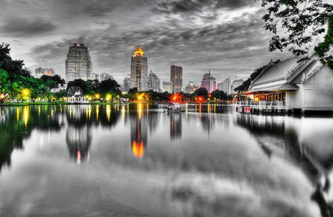 Những đám mây màu xám in bóng xuống mặt nước