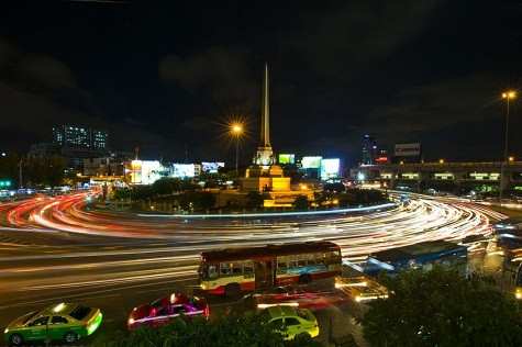 Hàng ngàn chiếc ô tô chạy xung quanh vòng tròn Victory Monument