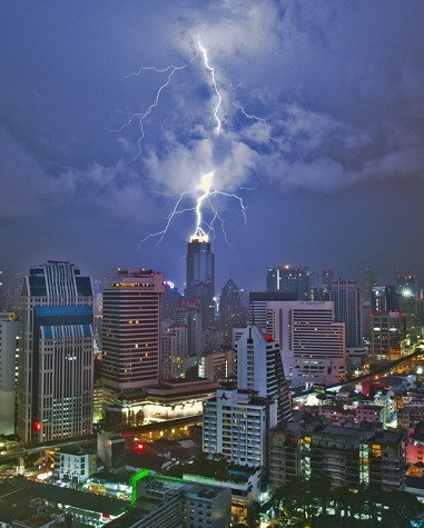 Tia sét khổng lồ tấn công một tòa nhà chọc trời