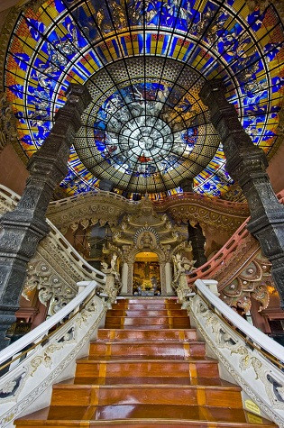 Cầu thang và trần nhà bằng kính màu ở bảo tàng Erwan