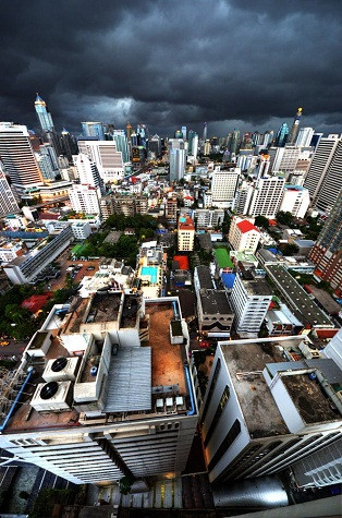 Những mái nhà nhiều màu sắc đối lập với bầu trời u ám