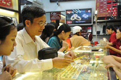 Đôla Mỹ giảm liên tiếp khiến vàng thế giới quy đổi ngày càng rẻ hơn so với giá trong nước, hiện ở mức 42,54 triệu đồng mỗi lượng. Theo VnExpress đưa tin, sáng nay, Tập đoàn DOJI báo giá vàng miếng SJC tại Hà Nội và các tỉnh phía Bắc ở 42,48 - 42,54 triệu đồng, tăng từ 10.000 đến 20.000 đồng so với hôm thứ bảy.