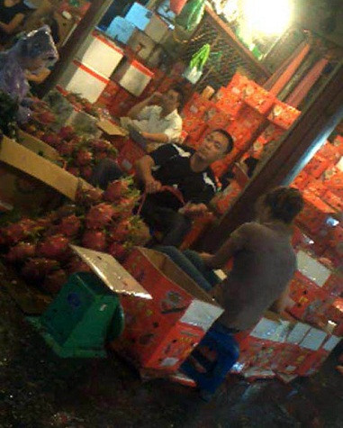 Rất nhiều các loại hoa quả bày bán trên địa bàn Hà Nội đều có nguồn gốc từ Trung Quốc nhưng qua lời mời chào của các chủ hàng, chúng ngay lập tức được “khai sinh” thành hàng Việt Nam hoặc hàng nhập khẩu từ Mỹ, Úc,… để “hét” gấp đôi, gấp ba giá gốc.