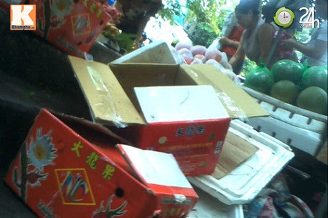 Các thùng hàng hoa quả Trung Quốc của một tiểu thương trên phố Vũ Thạnh, Đống Đa, Hà Nội Một chủ xe khẳng định: “Mỗi ngày, có hàng trăm tấn hoa quả đủ loại từ Trung Quốc “nhập” về đây. Thời buổi bây giờ chỉ bán hàng Trung Quốc mới lãi vì mẫu mã đẹp, giá cả hợp lý. Hàng trong nước tuy đảm bảo chất lượng nhưng mẫu mã không bắt mắt, nhanh hỏng nên rất khó bán”.