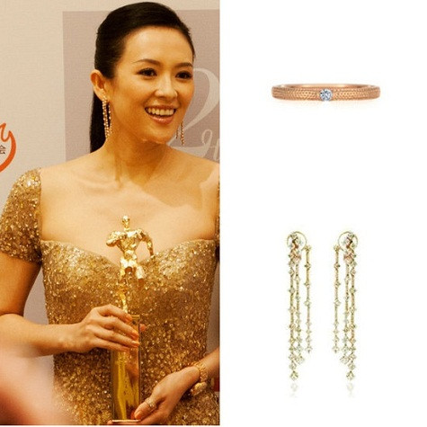 Chương Tử Di với khuyên tai sợi mảnh và nhẫn tròn đơn giản nhưng tinh tế. Chương Tử Di với khuyên tai sợi mảnh và nhẫn tròn đơn giản nhưng tinh tế.