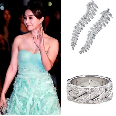 Phạm Băng Băng với khuyên tai dài và nhẫn đuộc làm từ đá quý. Phạm Băng Băng với khuyên tai dài và nhẫn đuộc làm từ đá quý.