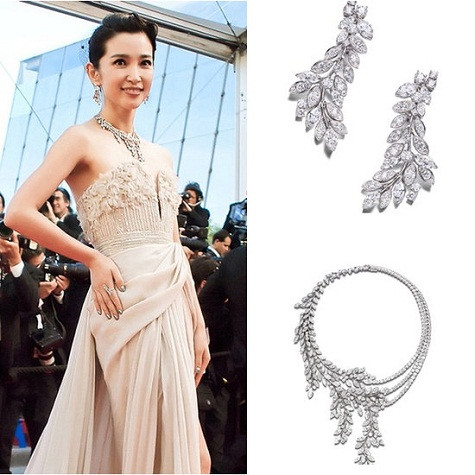 Bộ trang sức màu bạc khiến Lý Băng Băng xinh đẹp hơn trong bộ đầm nude. Bộ trang sức màu bạc khiến Lý Băng Băng xinh đẹp hơn trong bộ đầm nude.