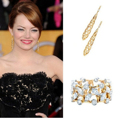 Emma Ston dường như yêu thích trang sức vàng và đá quý. Nó rất thích hợp với bộ đầm đen của cô. Emma Ston dường như yêu thích trang sức vàng và đá quý. Nó rất thích hợp với bộ đầm đen của cô.