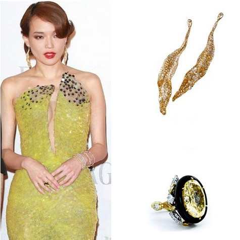 Đôi khuyên tai dài và nhẫn ngọc tròn khiến Thư Kỳ trở nên quyến rũ như một nữ hoàng. Đôi khuyên tai dài và nhẫn ngọc tròn khiến Thư Kỳ trở nên quyến rũ như một nữ hoàng.