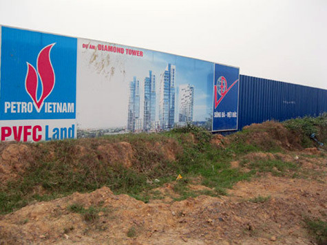 Dự án chung cư cao cấp Diamond Tower ban đầu do Công ty cổ phần BĐS Tài chính Dầu khí Việt Nam (PVFC Land) làm chủ đầu tư, sau đó PVFC Land chuyển nhượng cho Công ty Đầu tư xây lắp Dầu khí Imico. Đến cuối năm 2010, Imico tiếp tục chuyển nhượng dự án cho Công ty cổ phần Đầu tư xây dựng Vinaconex PVC. Sau nhiều lần trì hoãn khởi công, đến nay dự án vẫn còn đang nằm im bất động.