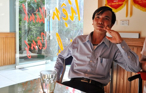 Tham gia được 2 năm, là chủ sở hữu 5 gian hàng, anh Đào Xuân Vinh vẫn tỏ ra khá tự tin với hoạt động của công ty. Anh cho rằng những sai phạm mắc phải chủ yếu là do "luật không theo kip cái mới".